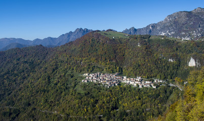 Fototapeta na wymiar Village in the Italian Alps