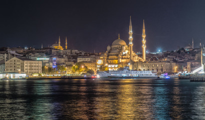 Fototapeta na wymiar Стамбул .Новая мечеть , набережная