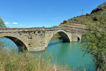 Fototapeta na wymiar alte Römerbrücke über den Esera bei Graus Aragon