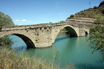 Fototapeta na wymiar Fluss Esera mit römischer Steinbogenbrücke bei Graus