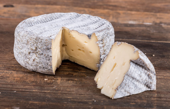 French tomme cheese
