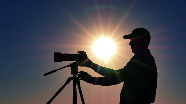 

Silhouette of  man  photographer  shoot  landscape  with sun. 4K 3840x2160 

