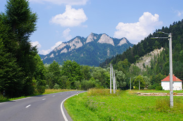 "Trzy korony" peaks in Pieniny mountains, Poland © CCat82