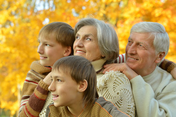 Fototapeta premium Family relax in autumn park