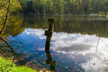 Herbststimmung am See mit Spiegelungen im Wasser