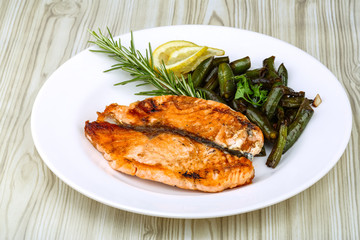 Grilled salmon with green beans