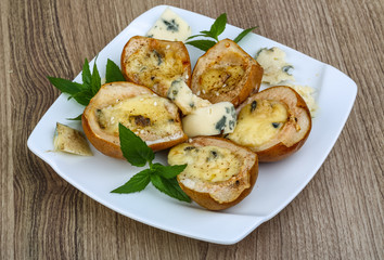 Baked pear with blue cheese