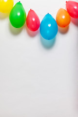 Palloncini colorati su fondo bianco