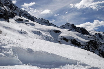 Fototapeta na wymiar Zimowy pejzaż alpejski w górach Presanella, Passo Paradiso, Passo Tonale