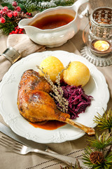 Weihnachtsmenü. Gänsekeule mit Knödeln und Rotkohl