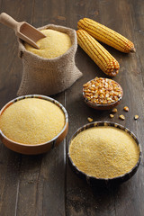 farina di mais su sfondo rustico