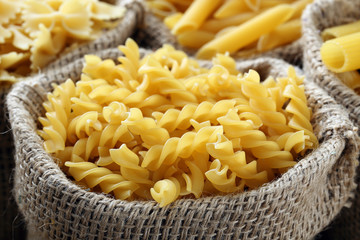 pasta grezza primo piano con fusilli