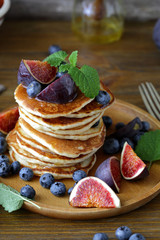 pancakes with figs and honey