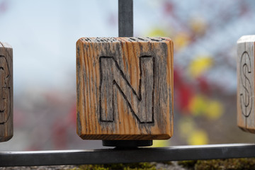 Beschrifteter Holzklotz N