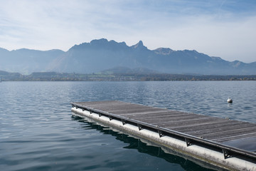 Schwimmender Steg im See