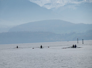 Sport auf dem See mit Ruderboot