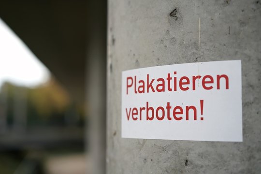 Betonpfeiler mit der Aufschrift "plakatieren verboten"