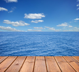 Obraz na płótnie Canvas sea and wooden platform