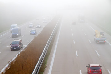 Nebel auf der Autobahn A 8 bei Stuttgart