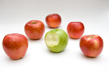 Fototapeta na wymiar in den sauren Apfel beissen
