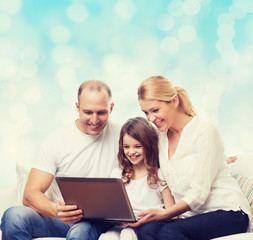 Fototapeta na wymiar smiling family with laptop