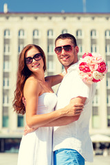 Obraz premium smiling couple in city