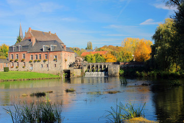 Fototapeta na wymiar Moulin de Maroilles en automne
