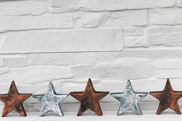 Sterne vor einer Wand