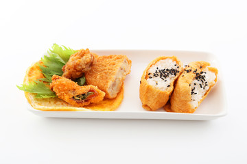 おいしそうな稲荷寿司と和風惣菜 