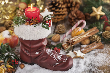 Ein Stiefel vom Nikolaus in weihnachtlichem Ambiente festlich geschmückt 