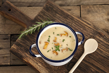 Hausgemachte Waldpilzcremesuppe mit frischen Pfifferlingen