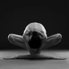 Foto auf Acrylglas Nackt-Yoga. Schöner sexy Körper der jungen Frau auf schwarzem Hintergrund © staras