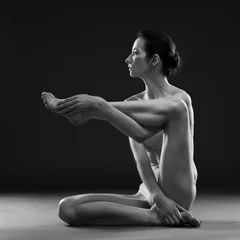 Fototapeten Nackt-Yoga. Schöner sexy Körper der jungen Frau auf schwarzem Hintergrund © staras