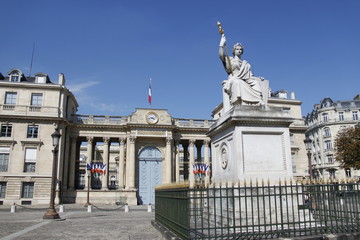 Fototapeta na wymiar Statue La Loi, Place du Palais-Bourbon à Paris