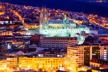 Fototapeta premium The Basilica of the National,a historic Roman Catholic church in the center of Quito,Ecuador,offers a captivating blend of architectural beauty and religious significance.