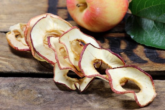 getrocknete Apfelringe auf alter Obstkiste