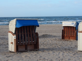 Leere Strandkörbe an der Ostsee, Warnemünde