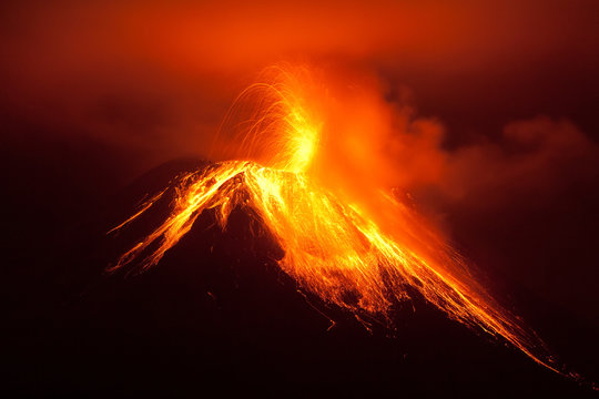 Fototapeta Wulkan Tungurahua Potężna erupcja nocy