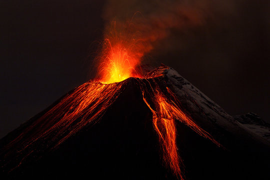 Fototapeta Erupcja nocy wulkanu Tungurahua