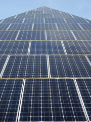 Zukunftsweisend: Spitz zulaufende Solarpanel, Solarenergie