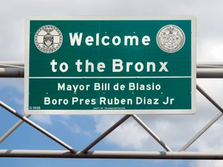 Selbstklebende Fototapeten Willkommen beim Bronx-Straßenschild in New York City © kmiragaya