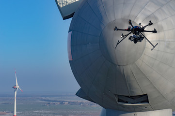 Luftbild einer Windkraftanlage mit Drohne Rotorblatt Wartung Inspektion