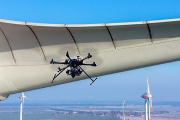 Luftbild einer Windkraftanlage mit Drohne Rotorblatt Wartung Inspektion - obrazy, fototapety, plakaty