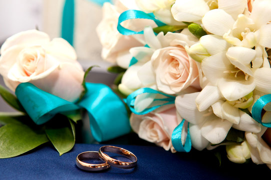 Fototapeta Gold wedding rings and bridal bouquet