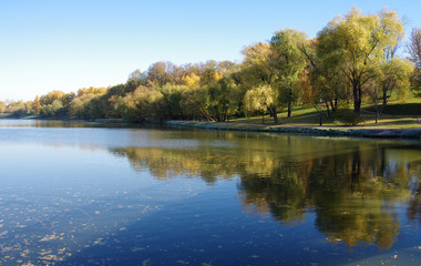 Fototapeta na wymiar Pond in Tsaritsyno in autumn day
