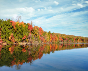 Naklejka premium Bright fall colors reflecting in the Bays Mountain Lake in Kingsport, Tennessee