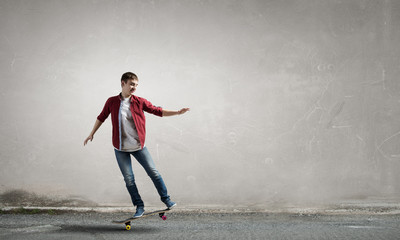 Fototapeta na wymiar Guy on skateboard