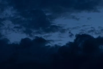 Tuinposter Nacht zwarte wolk op donkere nachtelijke hemelachtergrond