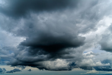 Deutschland, Bayern, dunkle Wolken am Abend