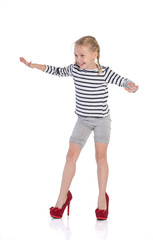  girl trying mom's red  shoes


teenage girls choose shoes


